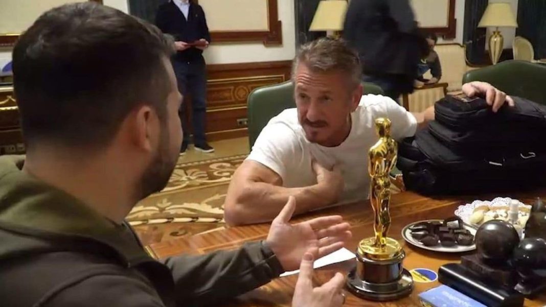 Ucraina la star Sean Penn regala il suo Oscar al presidente Zelensky