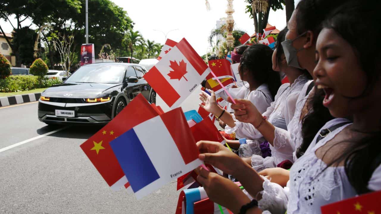 Studenti a Bali salutano l'arrivo dei leader al G20