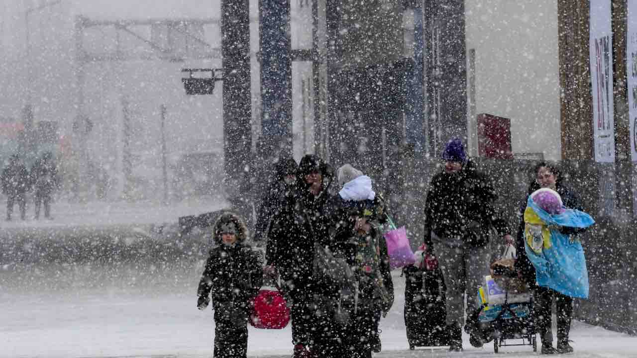 Ucraina, profughi in fuga sotto la neve