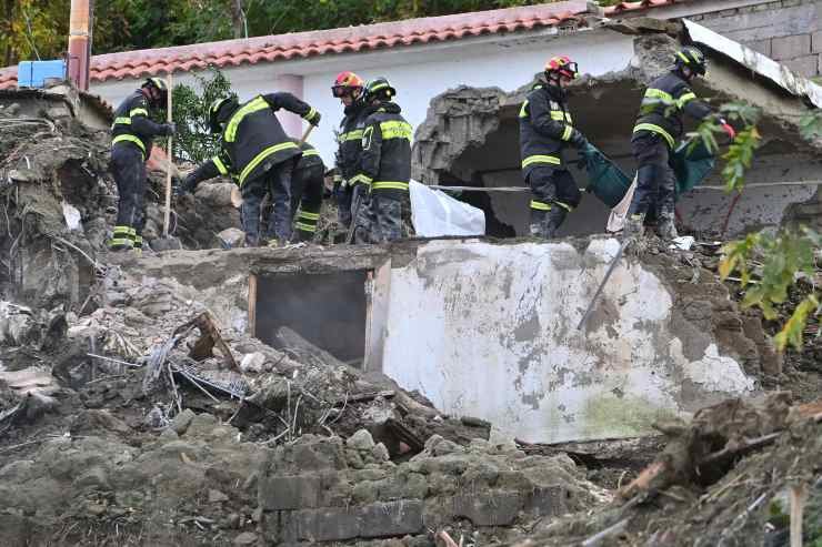 Vigili del fuoco a lavoro a Ischia