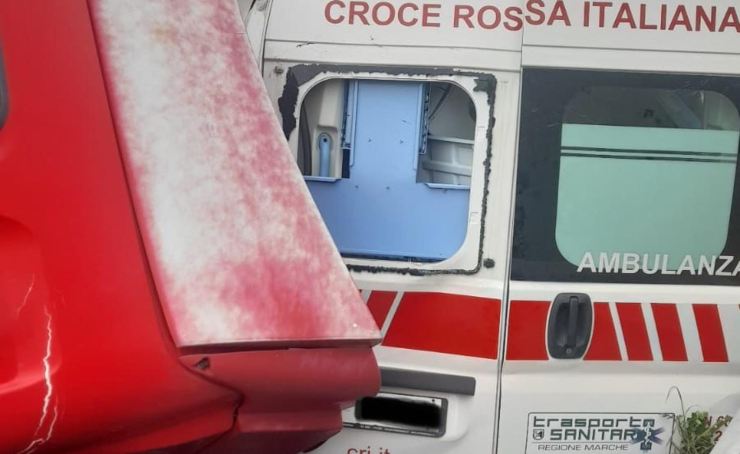 ambulanza travolta ad Ancona