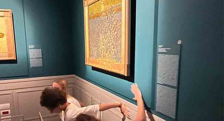 attivisti contro quadro Van Gogh