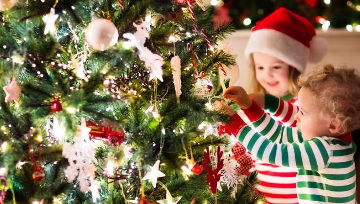 bambini che addobbano l'albero 