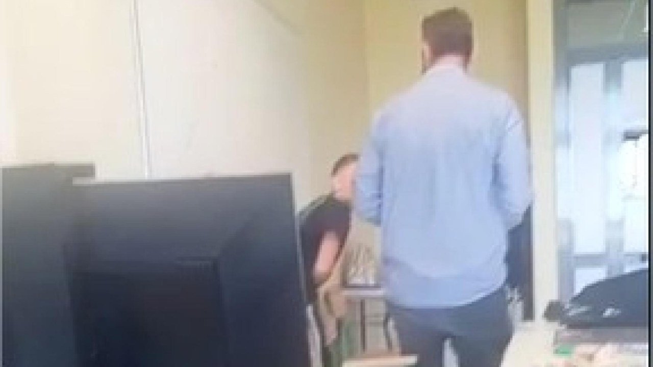 professore picchia alunno