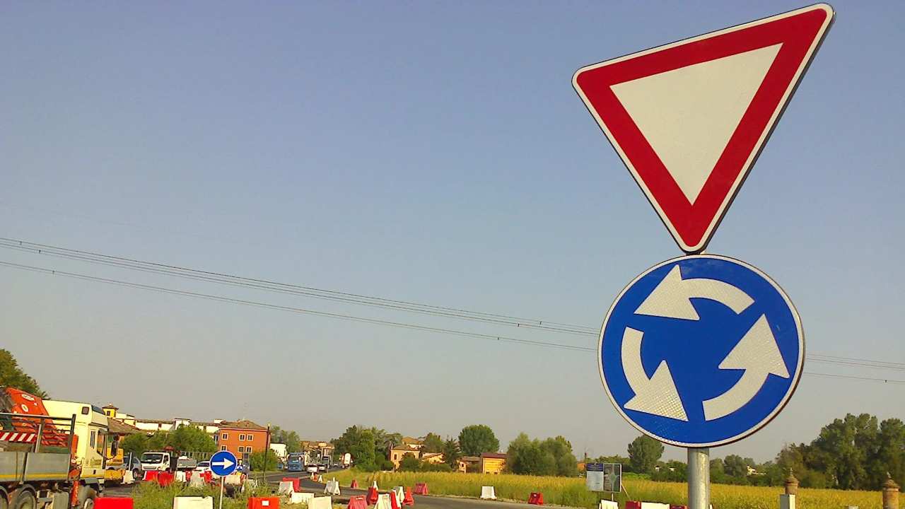 Rotatoria: ecco a chi dare precedenza