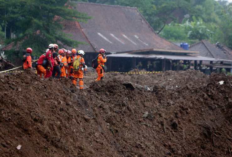 soccorritori in Indonesia