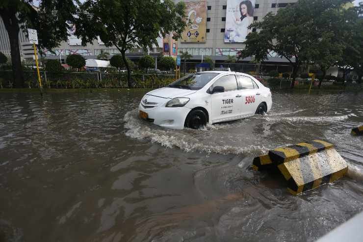 Auto in strada allagata Filippine