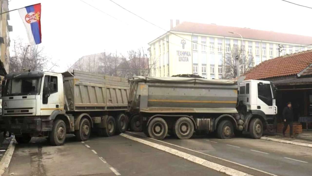 Blocchi stradali al confine serbo kosovaro