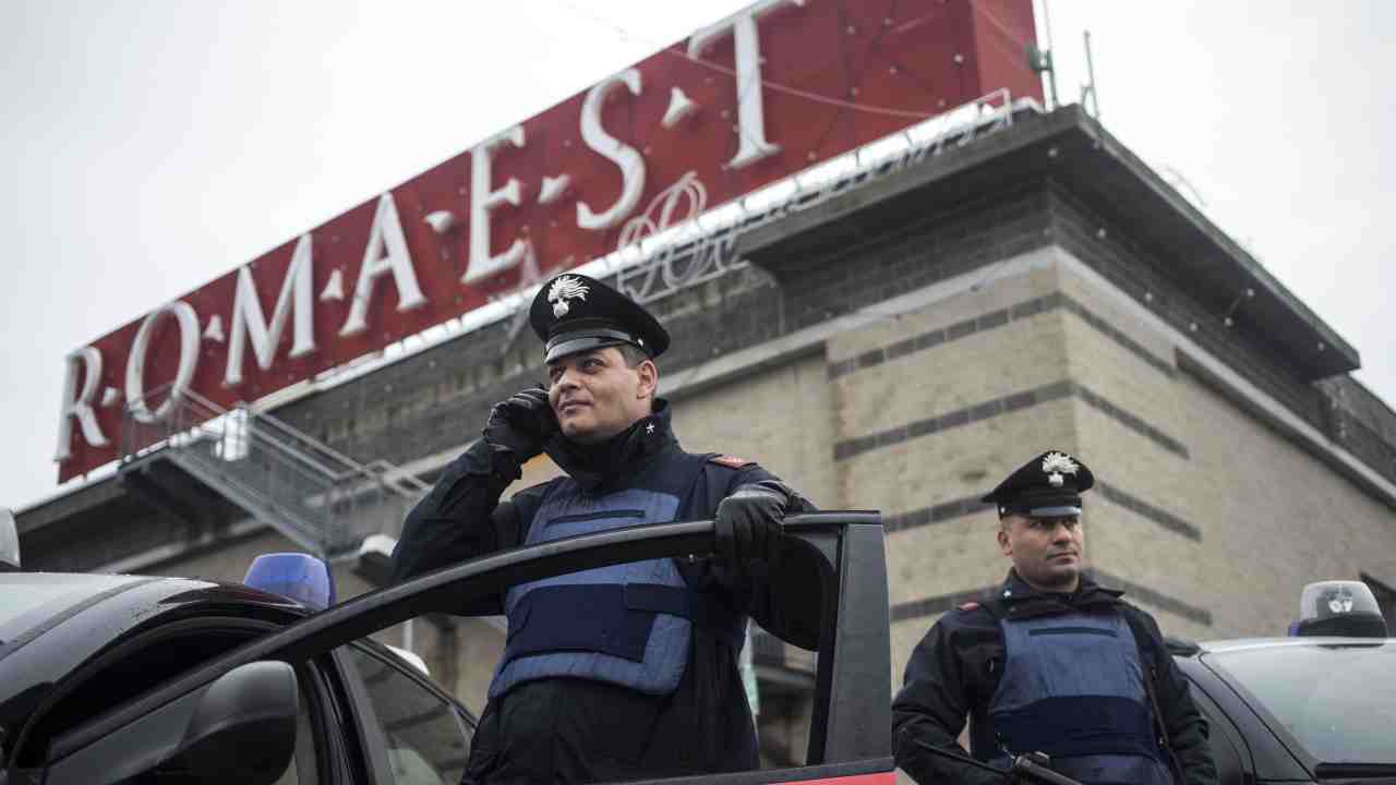 Carabinieri al centro commerciale Roma Est