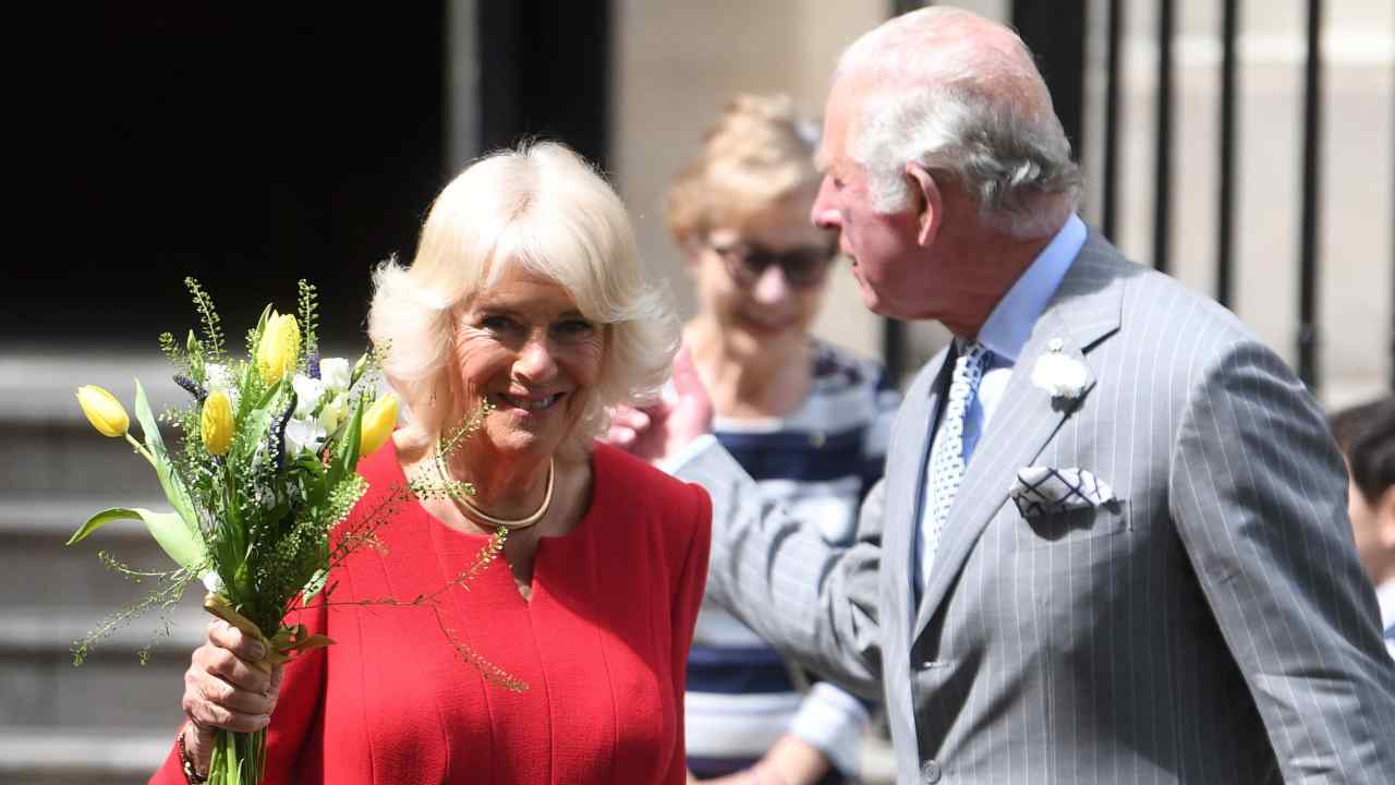 Carlo sgrida Camilla in pubblico