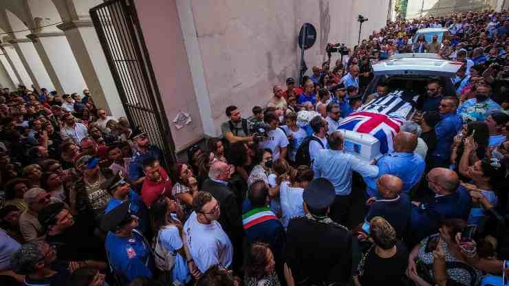 Funerali del 13enne suicida