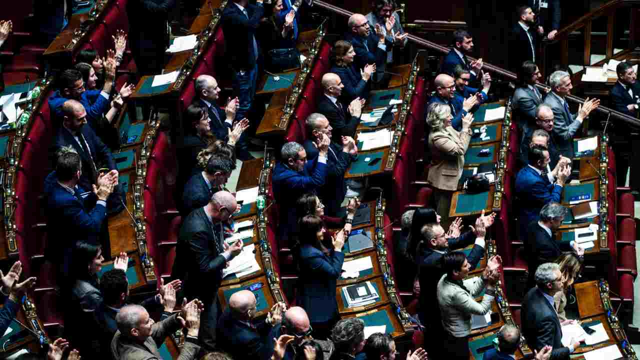 I deputati di Fdi applaudono durante il voto alla Camera 