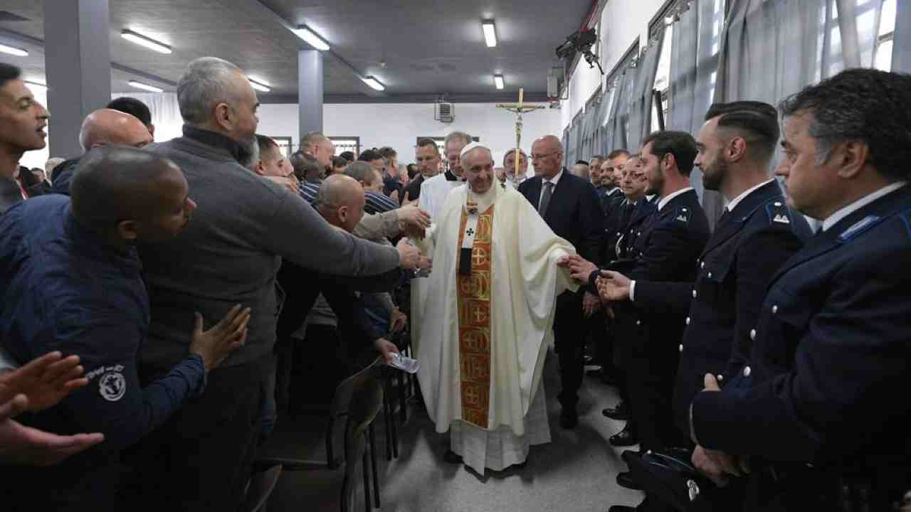 Il Papa in visita alle carceri