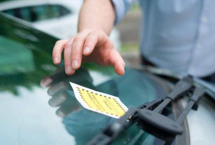 Italiano che riceve una multa