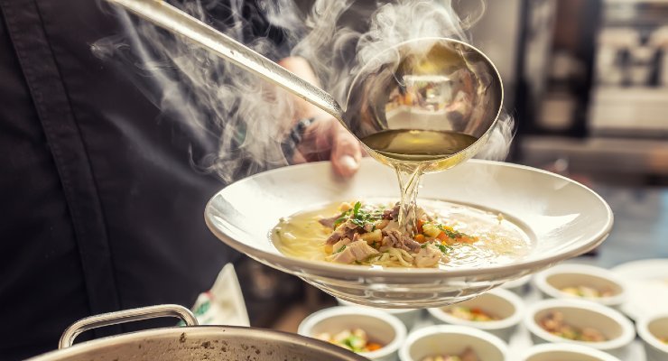 Perché il mestolo per la pasta ha un foto al centro