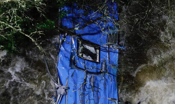 Pontevedra, bus nel fiume