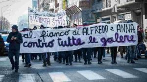 Processo Cospito - anarchici bloccano strada a Torino