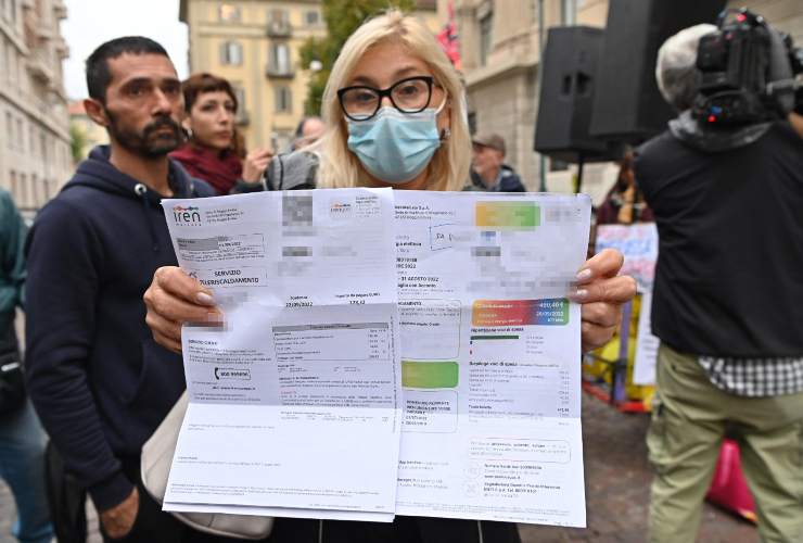 Protesta degli utenti Iren contro le bollette alte