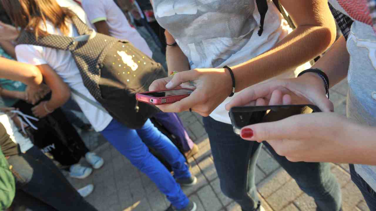 Stop a cellulari a scuola