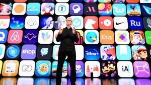 Tim Cook davanti a schermo con app