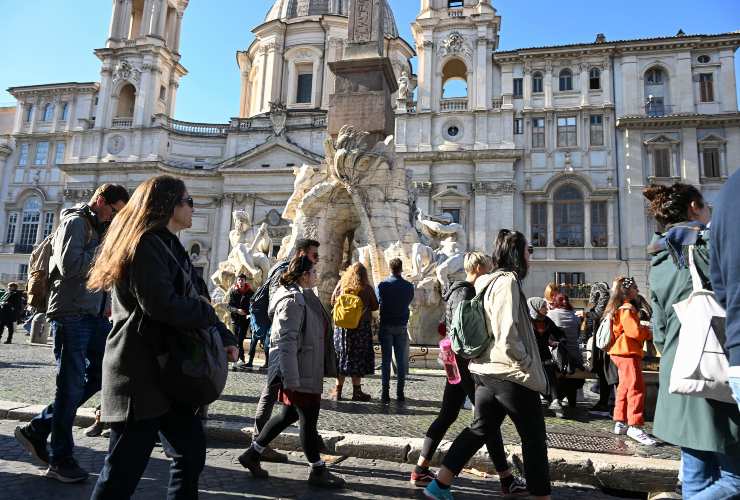Turisti passeggiano a Piazza Navona