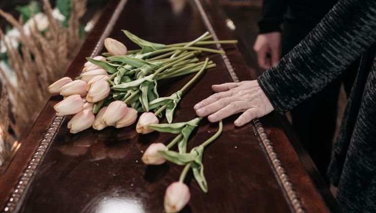 Ultimo saluto a un funerale