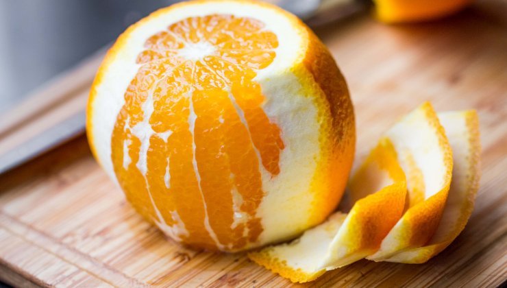 Écorces d'orange : voici ce qui se passe lorsque vous les mettez dans une tasse de sel