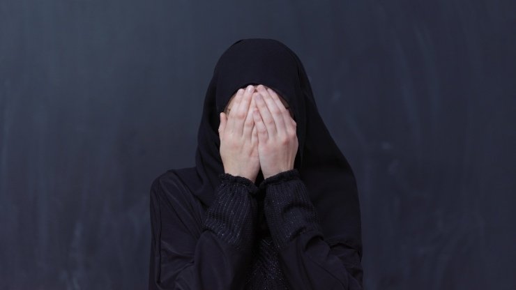 donna musulmana spaventata