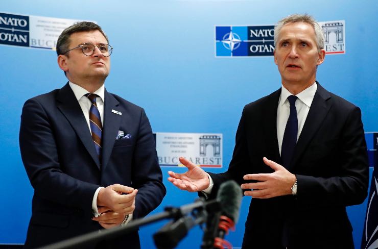 Dmytro Kuleba  e il segretario NATO Jens Stoltenberg