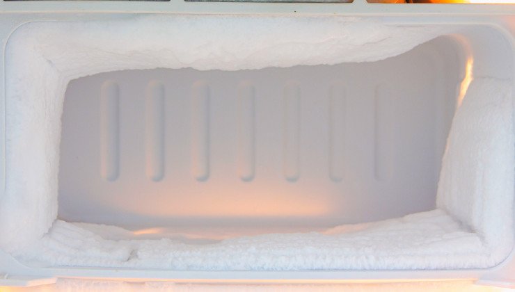 Freezer colmo di ghiaccio 