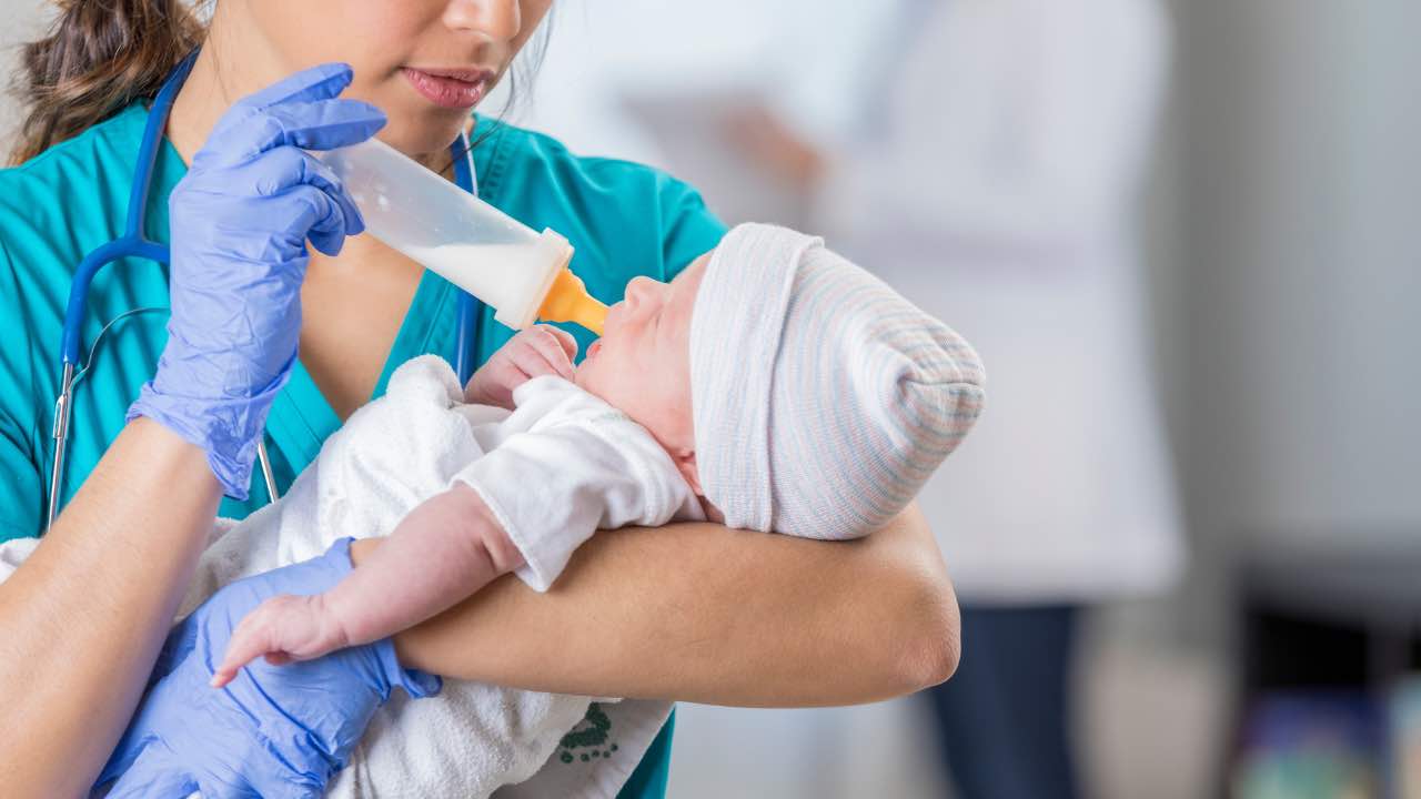 infermiera e neonato