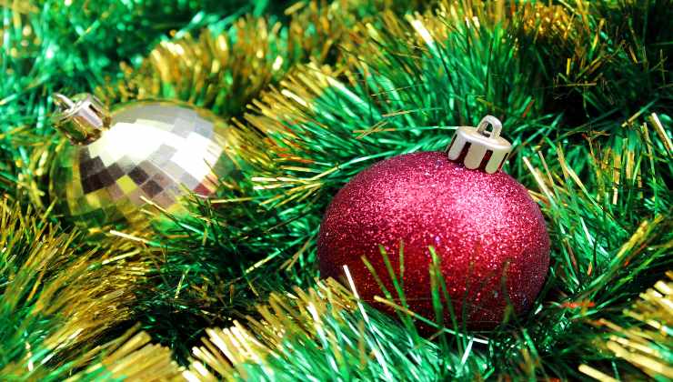 Carta stagnola: il motivo per cui molti hanno delle palline sull'albero di Natale