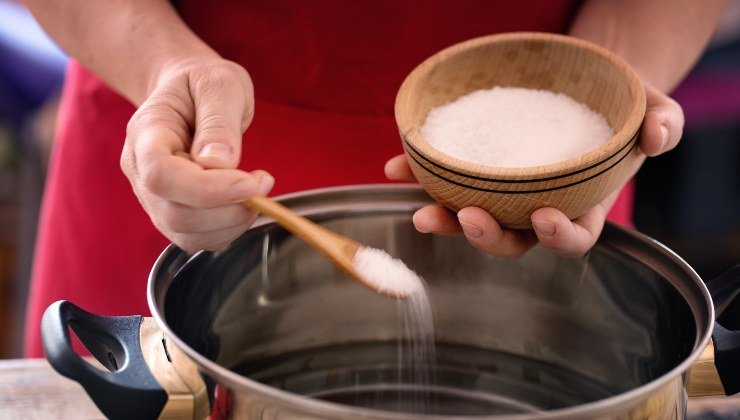 Albero di natale: ecco perché è utile metterci del sale