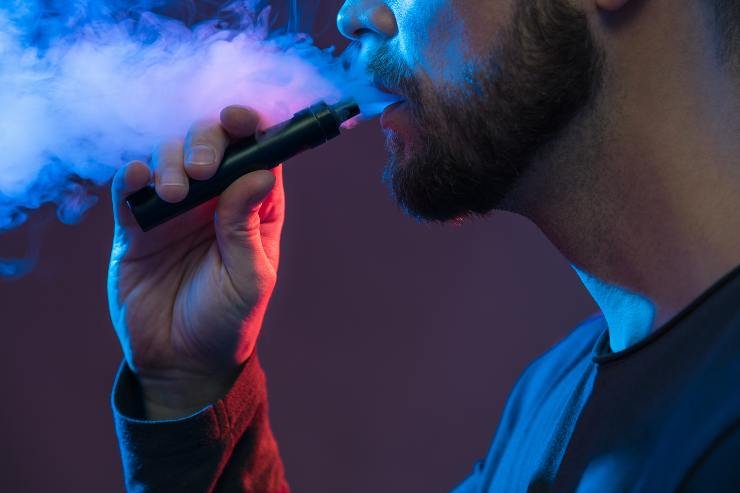 uomo che fuma sigaretta elettronica