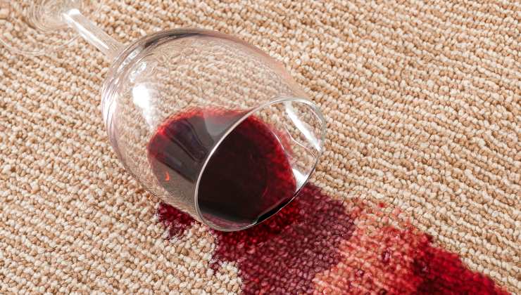 Vino: ecco il metodo per rimuovere le macchie