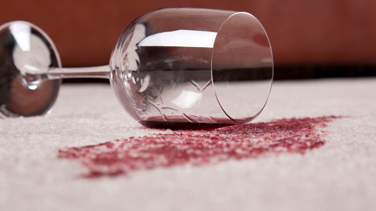 Vino: ecco il metodo per rimuovere le macchie