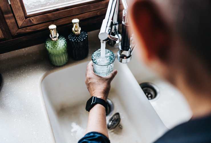 Acqua potabile versata in un bicchiere