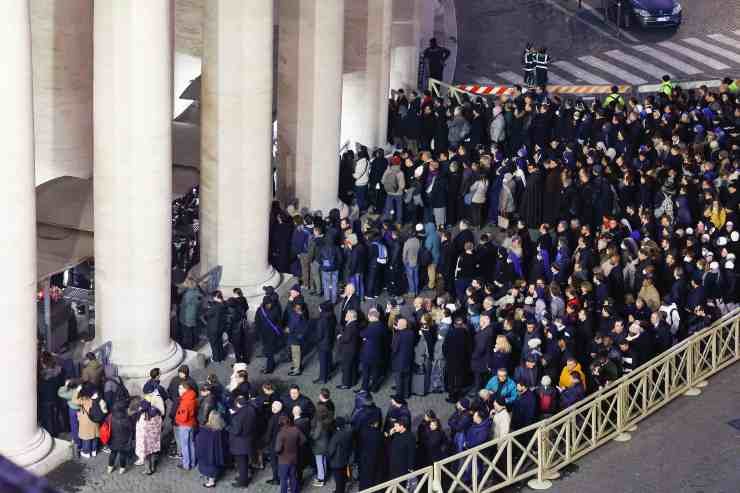 Arrivo Fedeli in Piazza San Pietro per i funerali