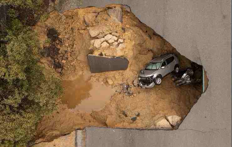 Auto in uno squarcio