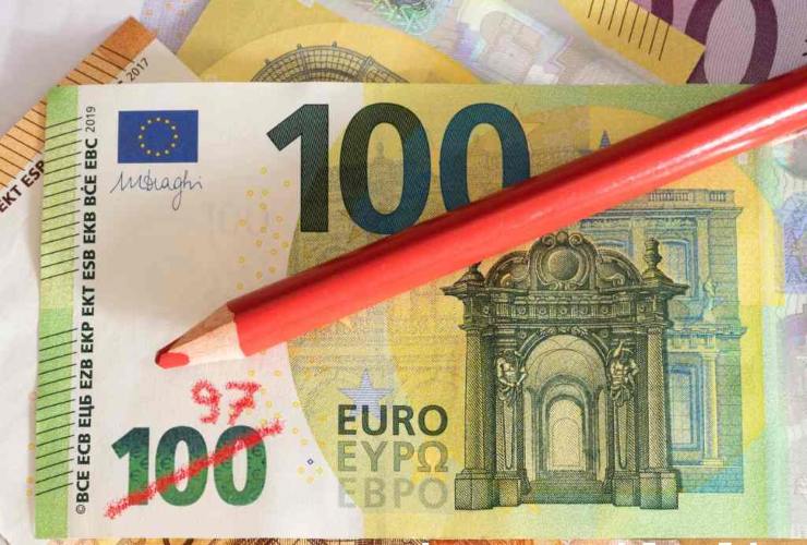 Banconota da 100 euro che perde valore a causa dell'inflazione
