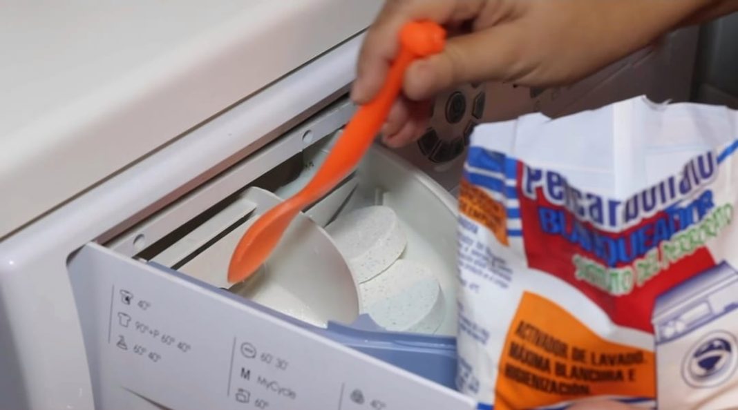 Il trucco per dire addio alla muffa del bagno (senza candeggina o