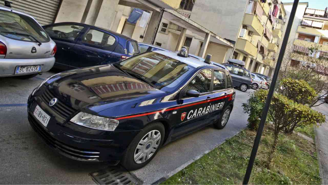 Carabinieri ispezionano il luogo