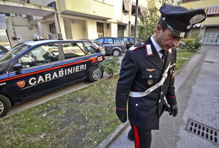 Carabinieri ispezionano il luogo