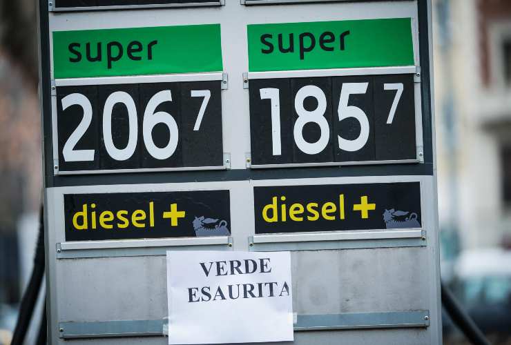 Cartello esposto del costo del carburante