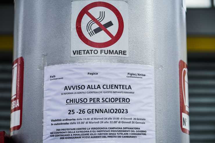 Cartello sciopero benzinaio