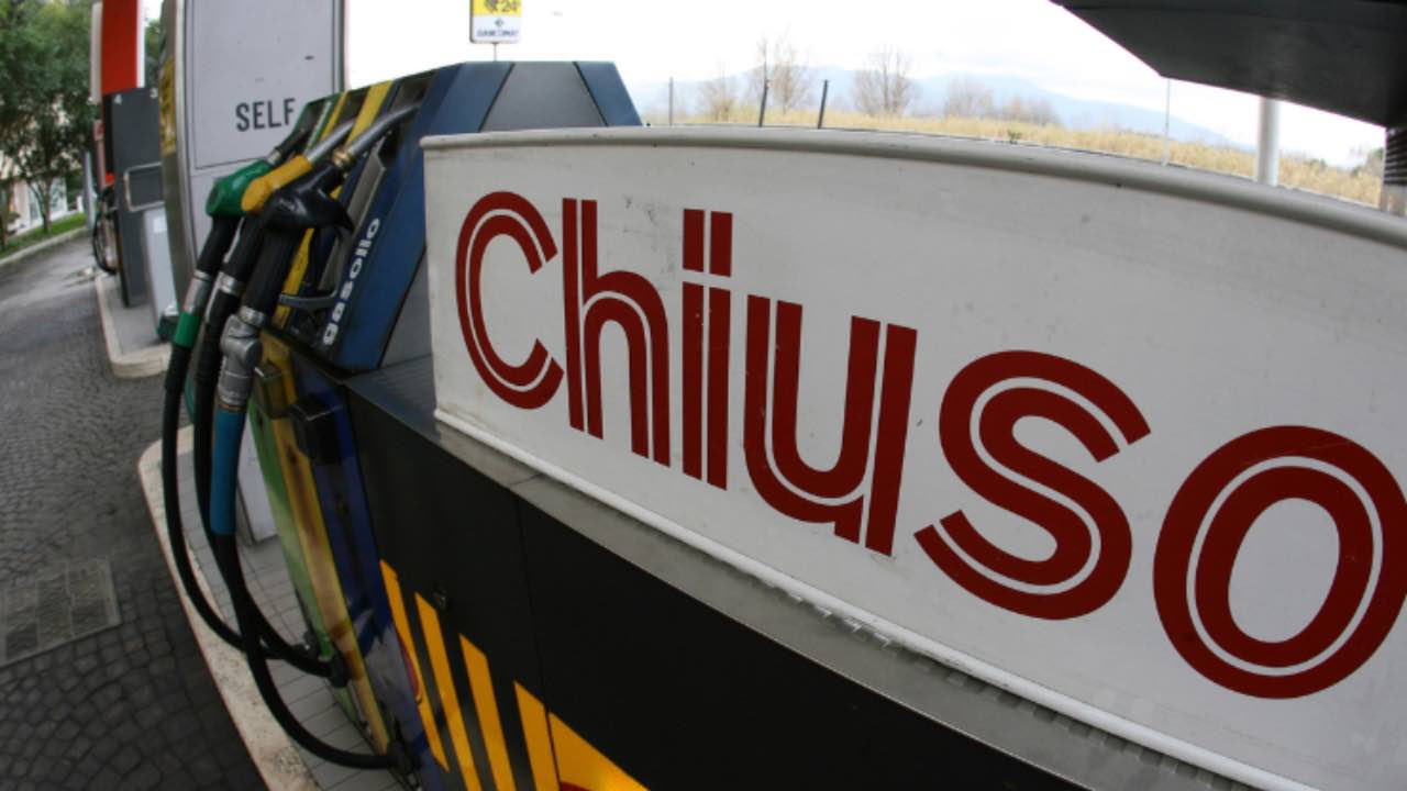 Distributore di benzina chiuso