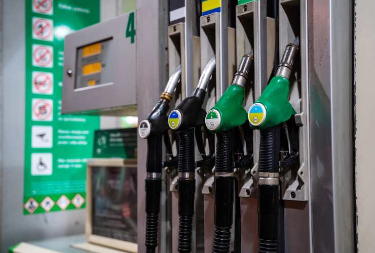 Distributore di benzina e diesel alla stazione di servizio