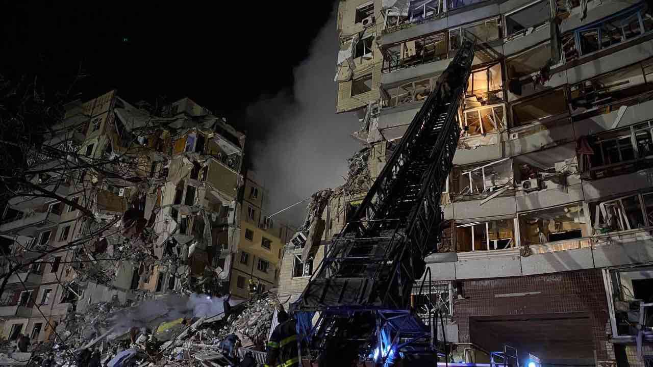 Dnipro, palazzo colpito da attacco missilistico