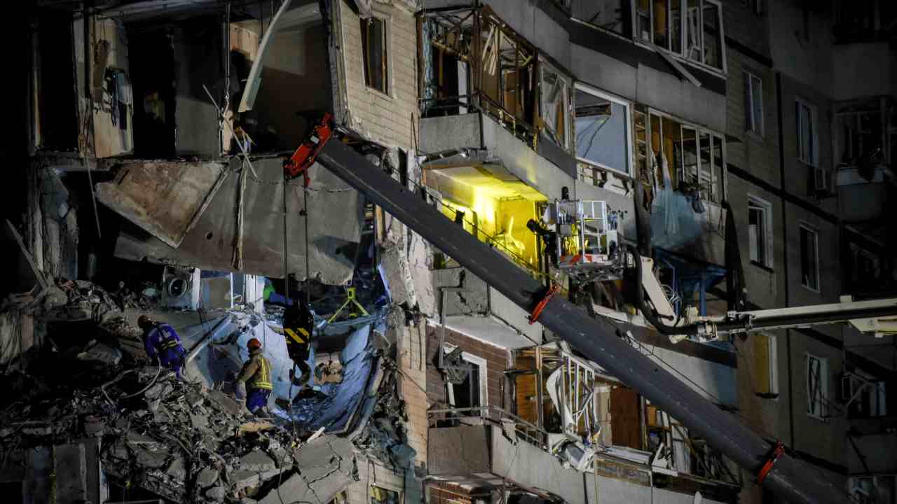 Dnipro palazzo distrutto