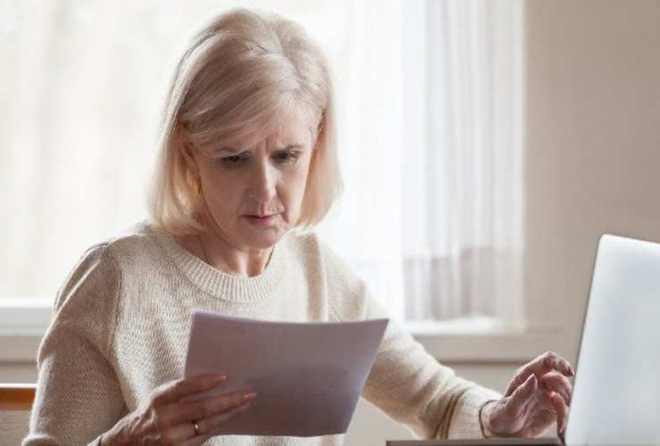 Donna che controlla saldo del conto corrente